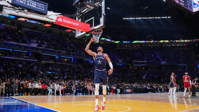 Eastern Conference forward Giannis Antetokounmpo (34) of the Milwaukee Bucks 